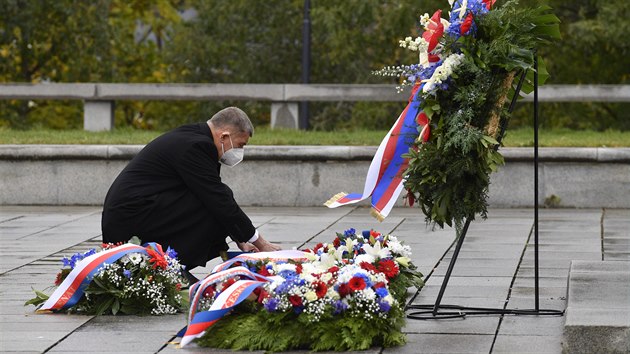 Premiér Andrej Babiš položil květiny k hrobu neznámého vojína u Národního památníku na Vítkově u příležitosti státního svátku k výročí vzniku Československa. (28. října 2020)