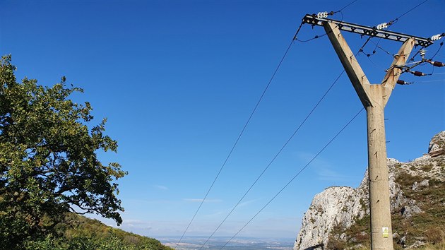 Elektrické sloupy výrazně hyzdí jinak unikátní krajinnou scenérii Pálavy nad skalnatou Soutěskou. Představuje také nebezpečnou past pro ptáky.