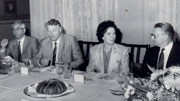 Profesor Karel Martinek (vlevo) při jednání s velvyslankyní USA Shirley Temple-Blackovou na půdě Československé akademie věd.