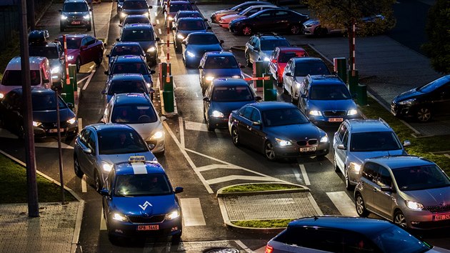 Lidé využívají poslední možnost nákupu v OC. U dopravních center je dopravní kolaps (21. října 2020)
