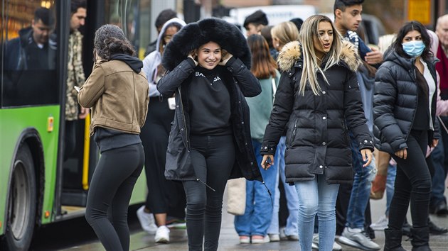 Uppsala, univerzitn msto severn od Stockholmu, se v ter stalo prvnm mstem ve vdsku, kter zavedlo mstn omezen, v jeho rmci jsou obyvatel nuceni vyhnout se fyzickmu kontaktu, verkm a pokud mono i veejn doprav. (27.jna 2020)