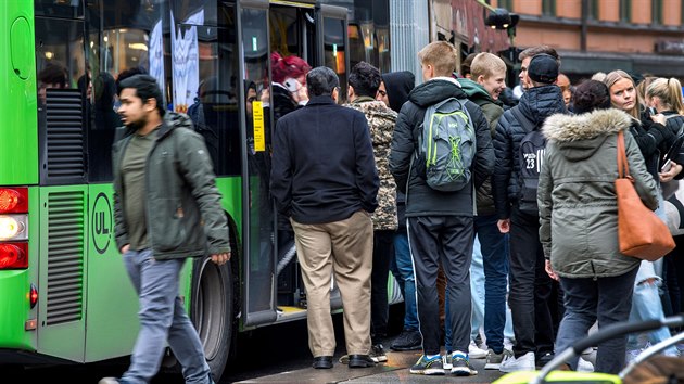 Uppsala, univerzitní město severně od Stockholmu, se v úterý stalo prvním místem ve Švédsku, které zavedlo místní omezení, v jehož rámci jsou obyvatelé nuceni vyhnout se fyzickému kontaktu, večírkům a pokud možno i veřejné dopravě. (27.října 2020)