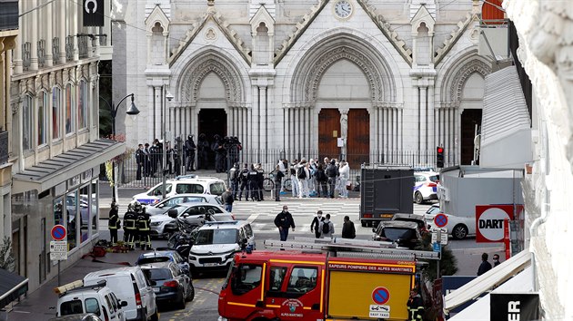 Policie uzavela okol kostela ve francouzskm mst Nice. (29. jna 2020)