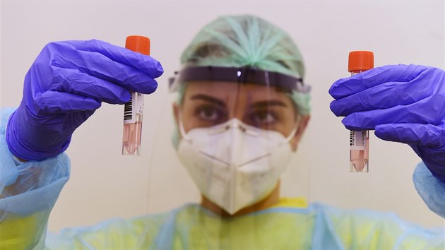 Zdravotnice ve Vojenské nemocnici v Olomouci ukazuje zkumavky se vzorky k testování na nákazu koronavirem. (21. října 2020)