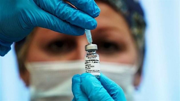 Sestra připravuje ruskou vakcínu „Sputnik-V“ pro účely testování. (17. září 2020)