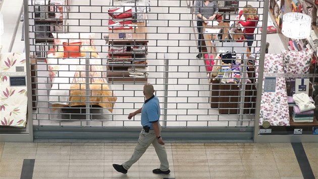 Zavřené obchodní centrum Harfa. Ode dneška platí nová nařízení zahrnující mimo jiné zavřené obchody a služby a omezený pohyb osob. V provozu zůstávají pouze obchody s potravinami a dalšími nezbytnými surovinami. (22. října 2020)