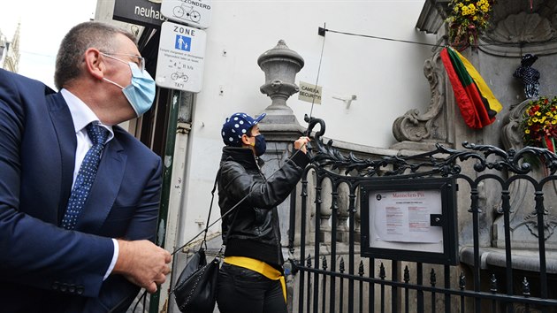 Český velvyslanec v Belgii Pavel Klucký spolu s bruselskou radní pro kulturu Delphine Houbaovou slavnostně odhalili sochu čurajícího chlapečka oblečenou do českého modrotiskového kostýmu. (21. října 2020)