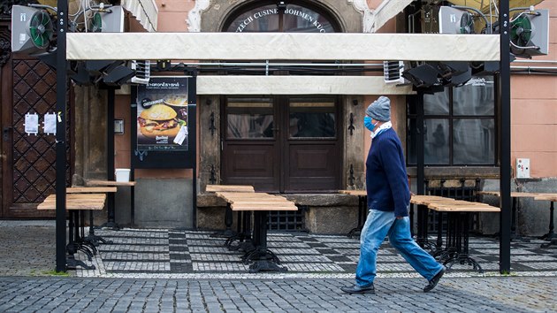 Dnes zaala platit plon omezen pohybu, obchodu i slueb. Zaveny jsou vechny maloobchodn prodejny krom obchod se zkladnm sortimentem. (22. jna 2020)