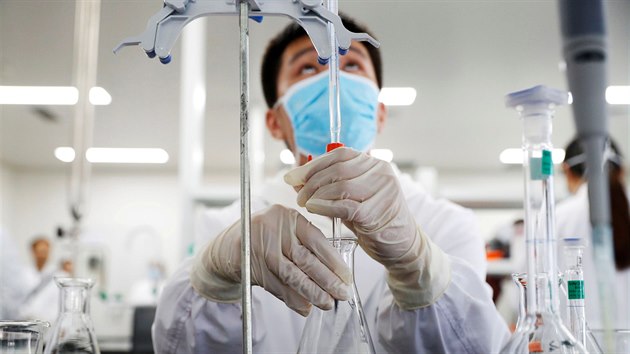 Pekingský laborant pracuje na výrobě vakcíny Sinovac Biotech. (24. září 2020)