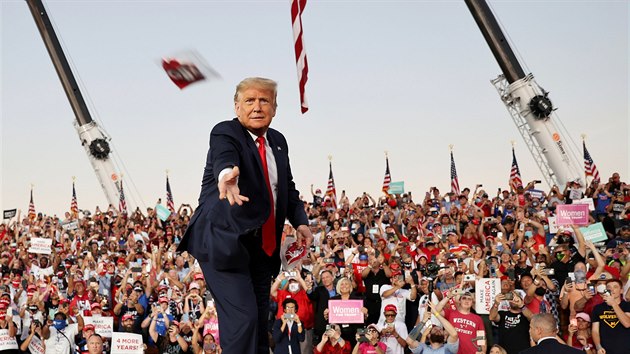 Americk prezident Donald Trump odhazuje rouku do davu pznvc. Pedvolebn kampa na mezinrodnm letiti Orlando Sanford na Florid. (12. jna 2020)