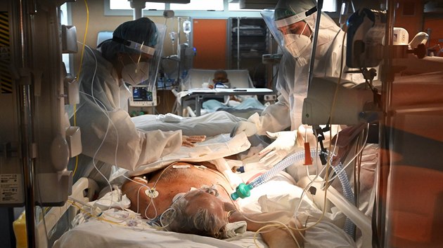 Lkai peuj o pacienta s covid-19 na jednotce intenzivn pe v nemocnici v m. (22. jna 2020)