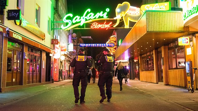 Policist prochz ulic v Hamburku. Od 23:00 zde mus mt vechny bary a restaurace zaveno. 17. jna 2020)