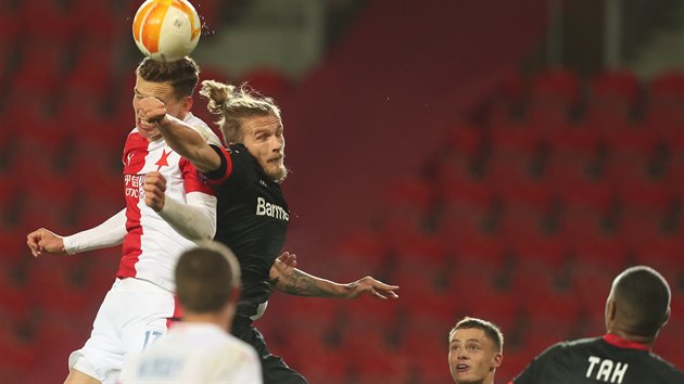 Slvista Luke Provoda v hlavikovm souboji v utkn Evropsk ligy proti Leverkusenu.