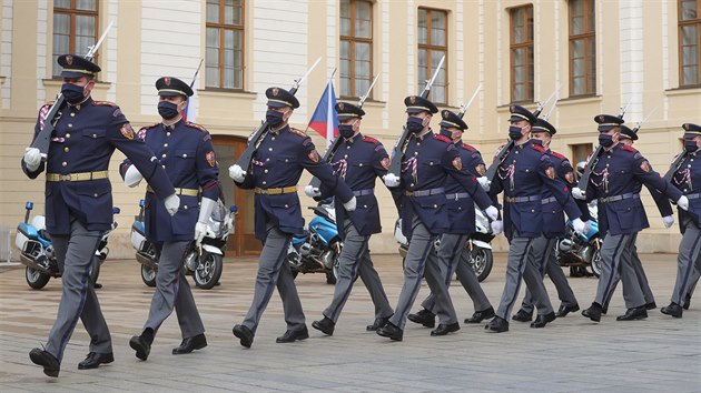 Slavnostn stdn Hradn stre pi pleitosti pipomenut vyhlen samostatnho eskoslovenskho sttu probh za psnch hygienickch opaten. (28. jna 2020)