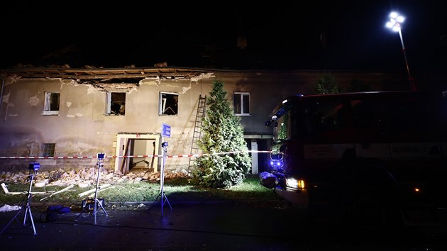 Po výbuchu plynu v rodinném domě v Tursku se propadla jeho střecha. Na místě zasahují hasiči. (28. října 2020)