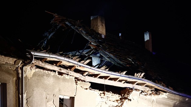 Výbuch plynu v rodinném domě v Tursku si vyžádal čtyři zraněné, pod troskami uvízl jeden člověk. Na místě zasahují hasiči. (28. října 2020)