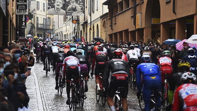 ZKRCENO. Nejdel etapa italskho Gira byla po protestech jezdc zkrcena.