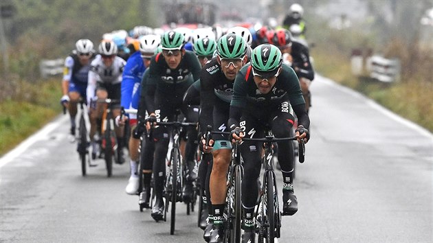 Bora-hansgrohe na ele pelotonu bhem 19. etapy Gira.