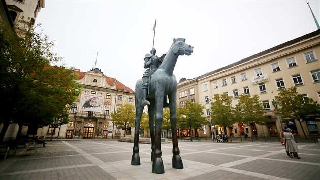 Soše markraběte Jošta na Moravském náměstí od Jaroslava Róny se přezdívá „brněnská žirafa“.