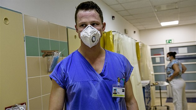Vy�erpan� person�l na klinice infek�n�ch chorob, kde pe�uj� o pacienty s covid-19. 22.10.2020