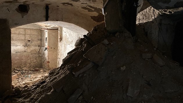 Trosky Německého domu ve sklepení, které archeologové nedávno objevili.