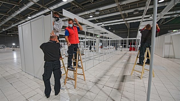 Na brněnském výstavišti v pavilonu G2 začala stavba polní nemocnice. Její kapacita by měla být 300 lůžek. (26. října 2020)