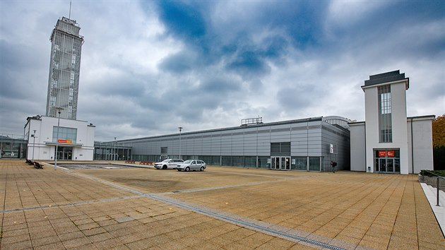 Na brněnském výstavišti v pavilonu G2 začala stavba záložní nemocnice. Její kapacita by měla být 300 lůžek. (26. října 2020)