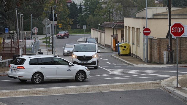 Vjezd od mstsk policie a od hasi do ikovy ulice nen pro idie komfortn. Brn jim vozidla dvajc pednost autm jedoucm z ulice Na Ostrov. Komplikac me takov vjezd bt i pro posdky hasi i mstsk policie spchajc k zsahu.