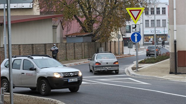 Na zmnu pednosti v jzd v ulici ikova upozoruj idie vrazn svisl i vodorovn dopravn znaky.