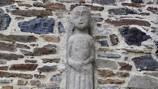Kamenná panna v Malé brance byla nalezena roku 1801 pod zřícenou stěnou. Traduje se, že je to pohanská kněžna, spíše však jde o Anežku Přemyslovnu.