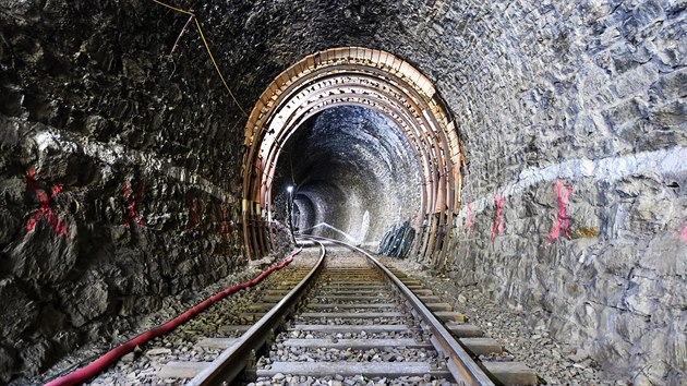 Součástí modernizace železniční trati 212 je také oprava Podhradského tunelu. V její první fázi zajistí dodavatelská firma sanaci stávající části tunelu, opravu propustků a sanaci svahu.