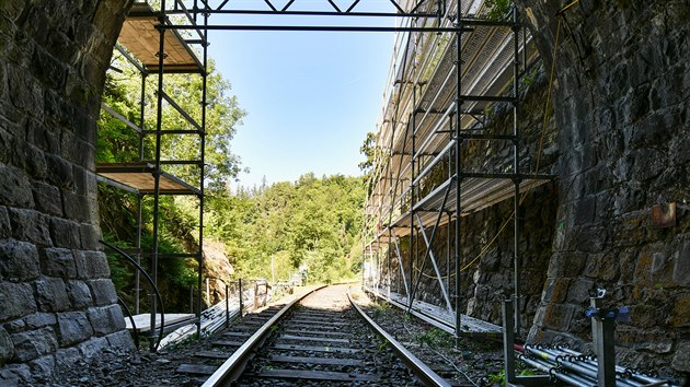 Soust modernizace eleznin trati 212 je tak oprava Podhradskho tunelu. V jej prvn fzi zajist dodavatelsk firma sanaci stvajc sti tunelu, opravu propustk a sanaci svahu.