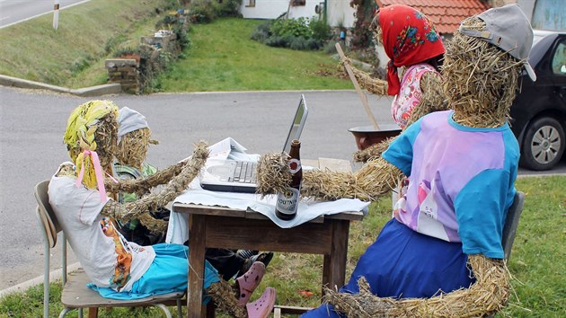 Distann vuka u slamn rodiny Blakovch. Manel Reisovi svmi vtvory na aktuln tma nkolikrt do roka bav vechny pocestn v Olen u Pelhimova.