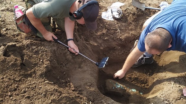 Koncem srpna pi prochzen pole, kter bylo ji zemdlsky upraveno, se mi podailo na povrchu najt ti mesk groe. Pot ji nsledoval detailn przkum msta, v rmci nho se podailo dohledat vechny mince, kter jsou soust vstavy, popsal svj astn den nlezce mincovnho pokladu.