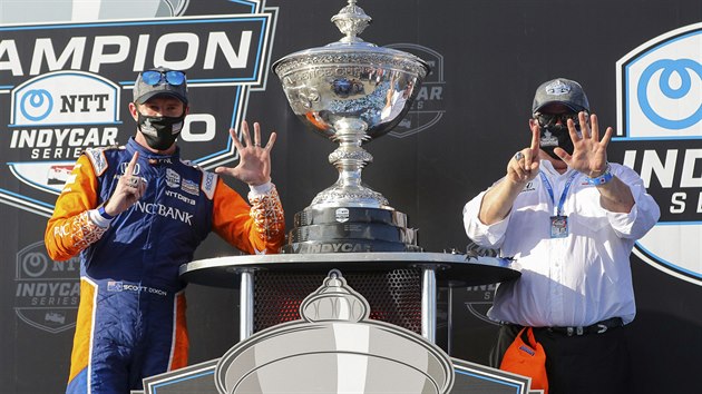 Scott Dixon (vlevo) slav triumf v srii IndyCar.