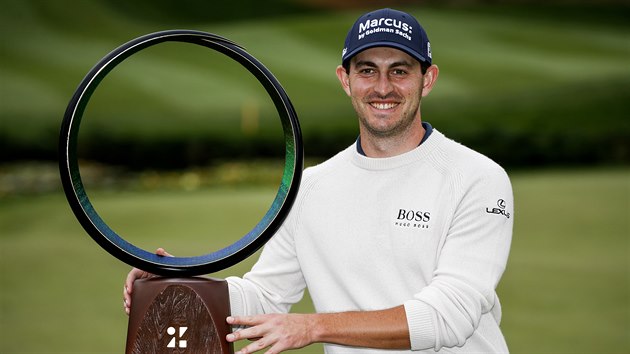 Patrick Cantlay s trofej pro vtze Zozo Championship.