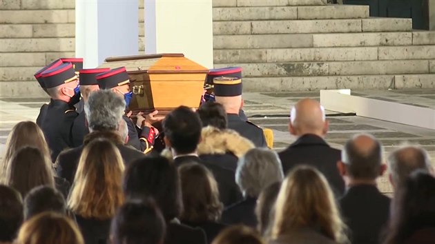 Francouzský prezident Macron uctil památku zavražděného učitele na půdě pařížské Sorbonny.