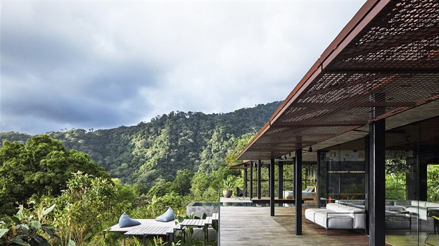 Vila je osazena do prudkho svahu a sten levituje nad bujnou tropickou vegetac.