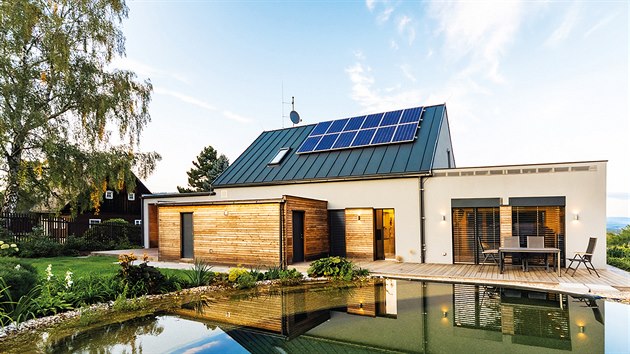 Modern skelet pasivn devostavby od firmy Atrea s fotovoltaickmi panely, koupacm jezrkem a vodnm biotopem stoj v Jistebsku na pat Jizerskch hor.