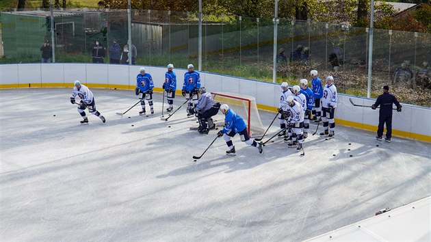 Zeleno-bl kontrast. Aneb trnink plzeskch hokejist v Dobi.