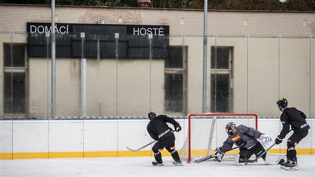 Trnink sparanskch hokejist na otevenm kluziti v Dobi.