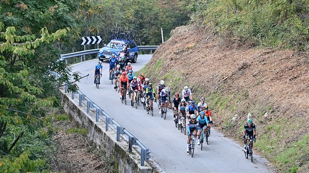 Peloton v 16. etap cyklistickho zvodu Giro d'Italia.