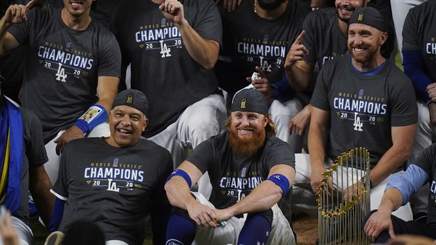 Baseballist Los Angeles Dodgers pzuj s trofej pro vtze Svtov srie.