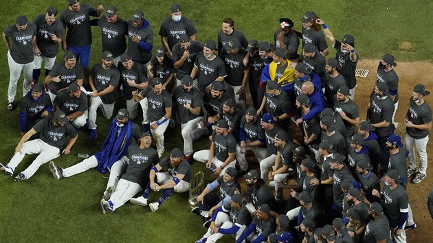 Baseballist Los Angeles Dodgers pzuj s trofej pro vtze Svtov srie.
