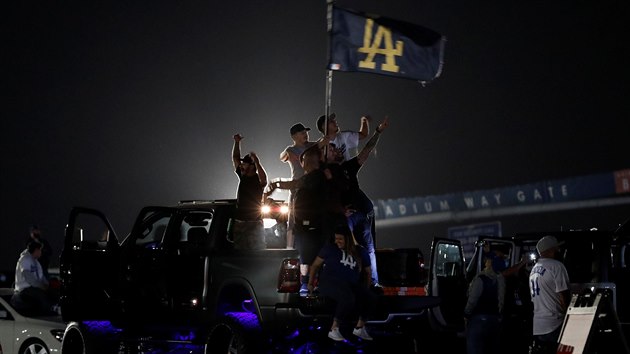 Fanouci Los Angeles Dodgers slav v ulicch triumf ve Svtov srii.