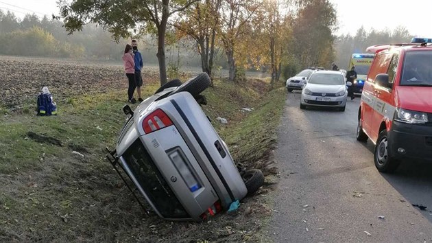 Auto se otoilo na bok po stetu s dodvkou na silnici u Kladna.