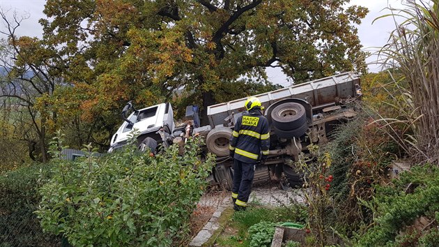 P�i vykl�d�n� n�kladu se v Radot�n� p�evr�til kamion. (26.10.2020)