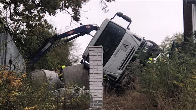 P�i vykl�d�n� n�kladu se v Radot�n� p�evr�til kamion. (26.10.2020)