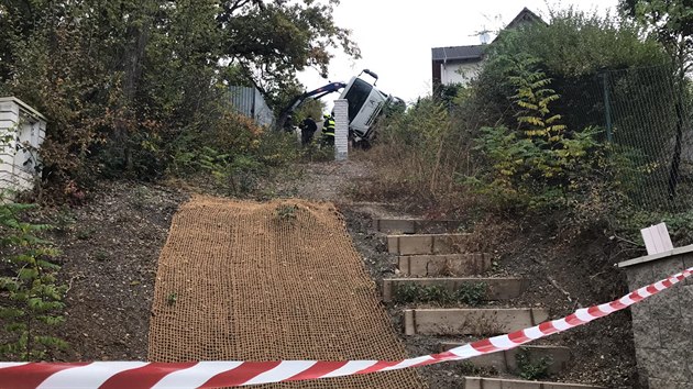 P�i vykl�d�n� n�kladu se v Radot�n� p�evr�til kamion. (26.10.2020)