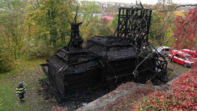 Plameny zničily pravoslavný kostel svatého Michala v Praze 5. (29.10.2020)